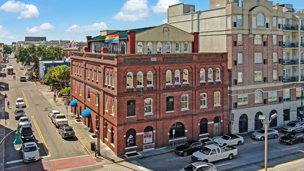 301-303 W Bay St, Savannah, GA for lease - Primary Photo - Image 1 of 2