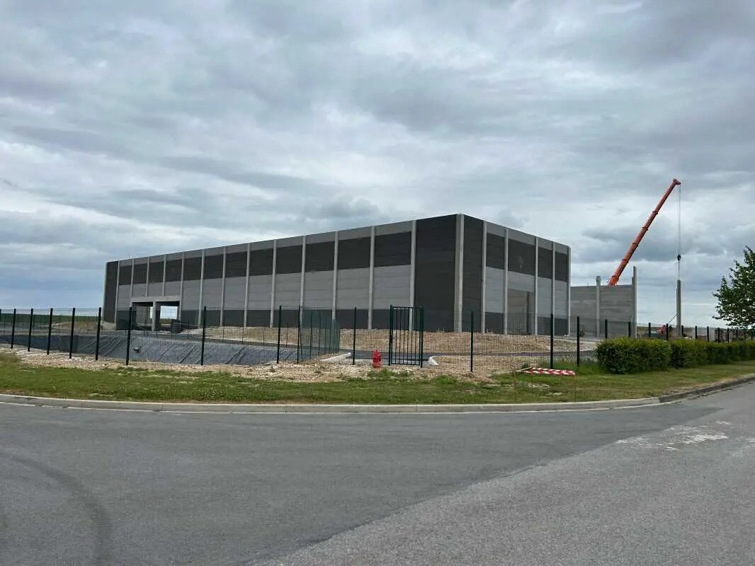 Flex in Barenton-Bugny for lease Building Photo- Image 1 of 6