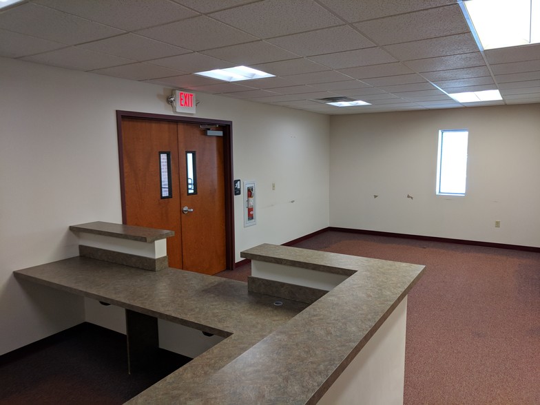 1651 N Cedar Crest Blvd, Allentown, PA for lease - Interior Photo - Image 2 of 3