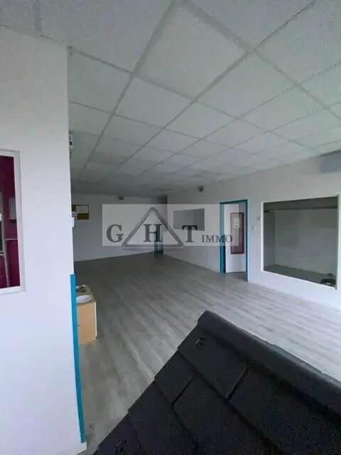 Office in Villebon-sur-Yvette for lease Interior Photo- Image 1 of 3