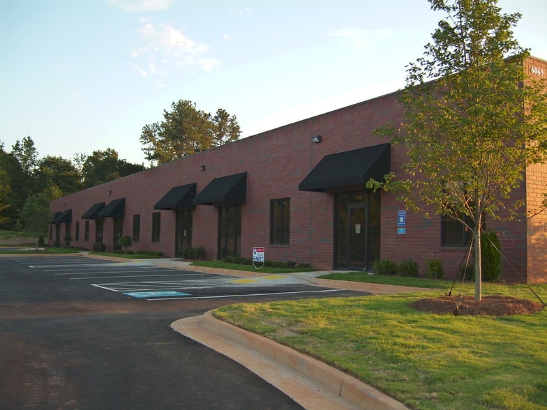 6065 Parkway North Dr, Cumming, GA for lease - Building Photo - Image 1 of 5