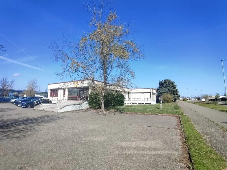 Office in Saint-Quentin-Fallavier for sale - Building Photo - Image 1 of 12