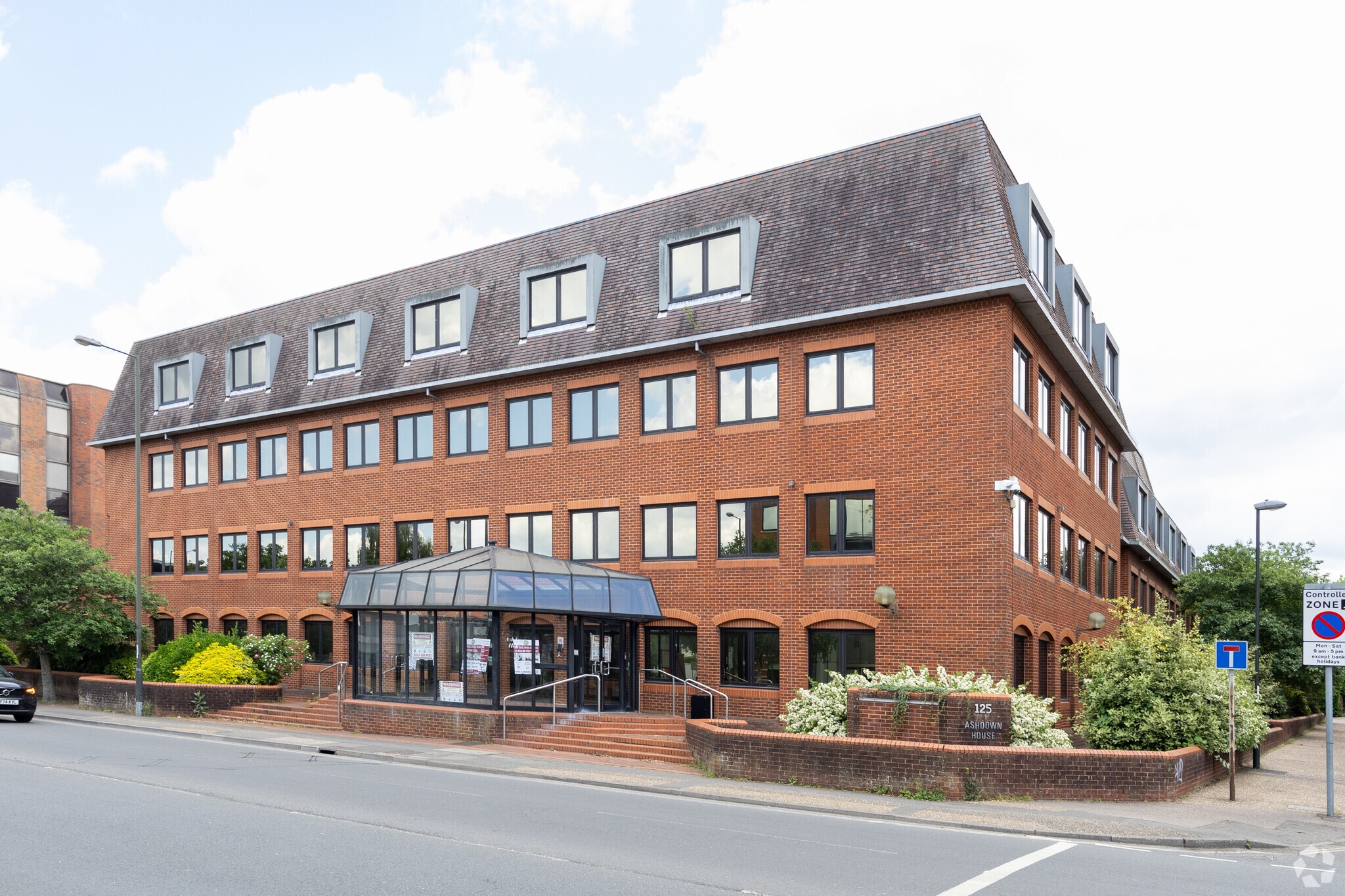 125 High St, Crawley for sale Primary Photo- Image 1 of 1