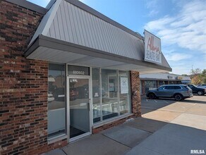 6926 N University St, Peoria, IL for lease Interior Photo- Image 2 of 9