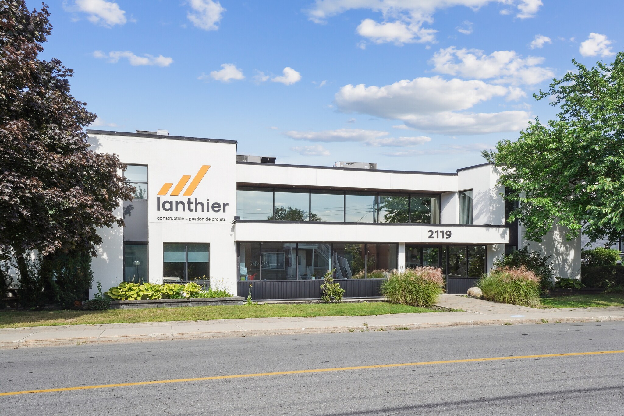 2119 Rue Sainte-Hélène, Longueuil, QC for lease Primary Photo- Image 1 of 13