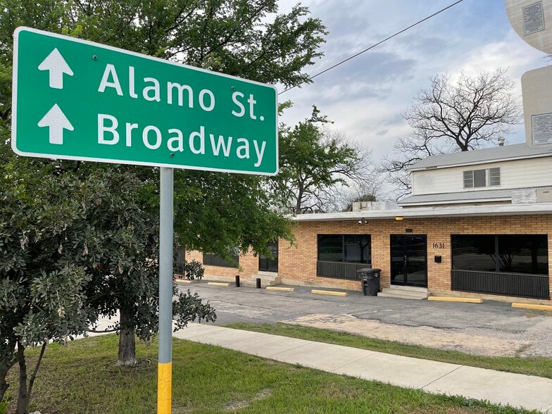 1631 N Interstate 35, San Antonio, TX for lease - Building Photo - Image 1 of 7