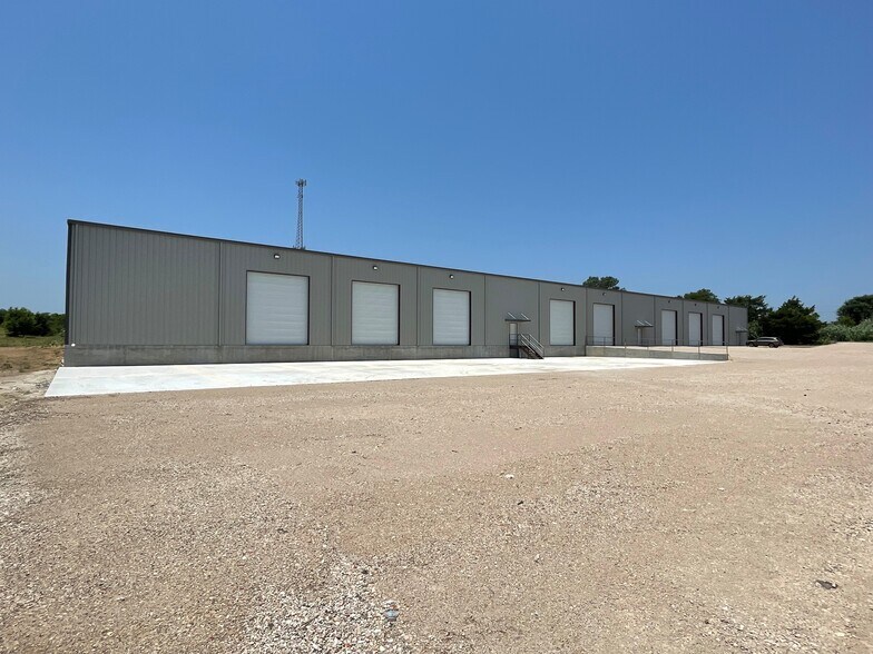 14597 N IH 35, Elm Mott, TX for lease - Building Photo - Image 2 of 9