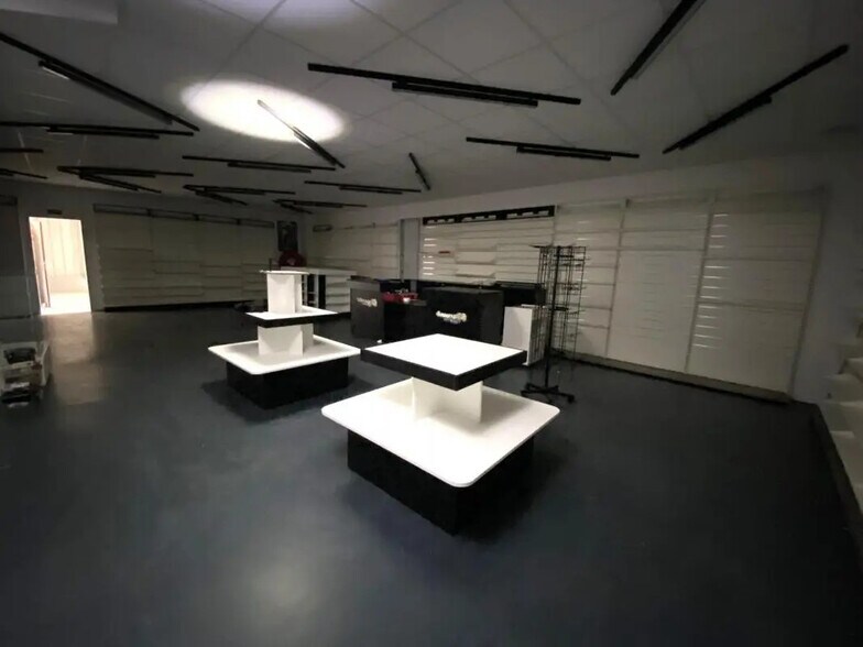 Retail in Barjouville for lease - Interior Photo - Image 3 of 15