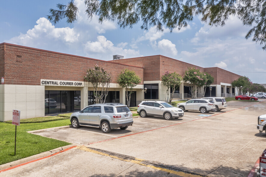 12048-12092 Forestgate Dr, Dallas, TX for lease - Primary Photo - Image 1 of 6