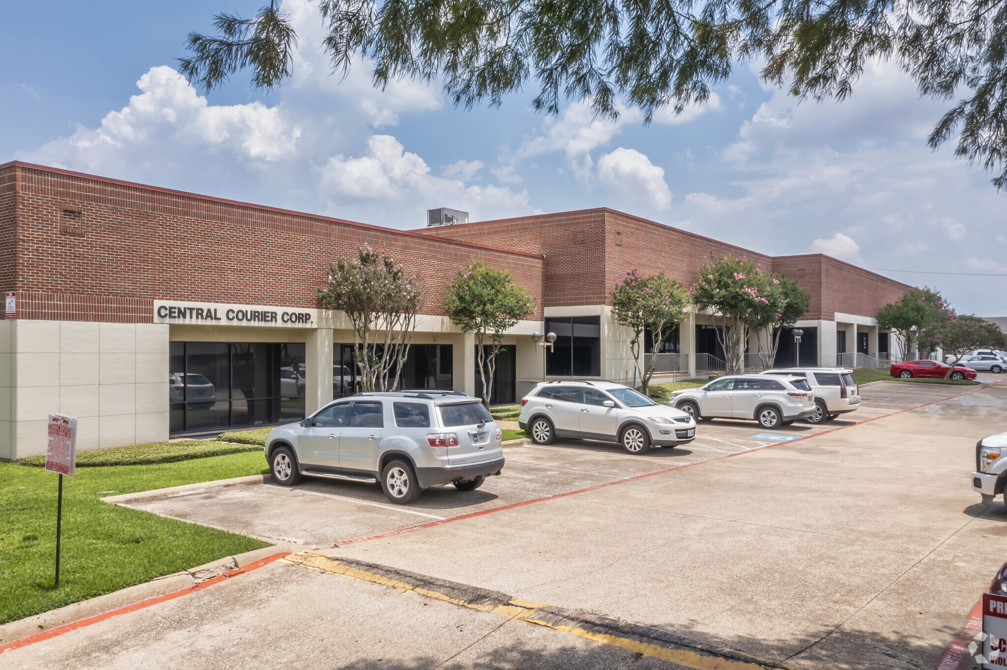 12048-12092 Forestgate Dr, Dallas, TX for lease Primary Photo- Image 1 of 7