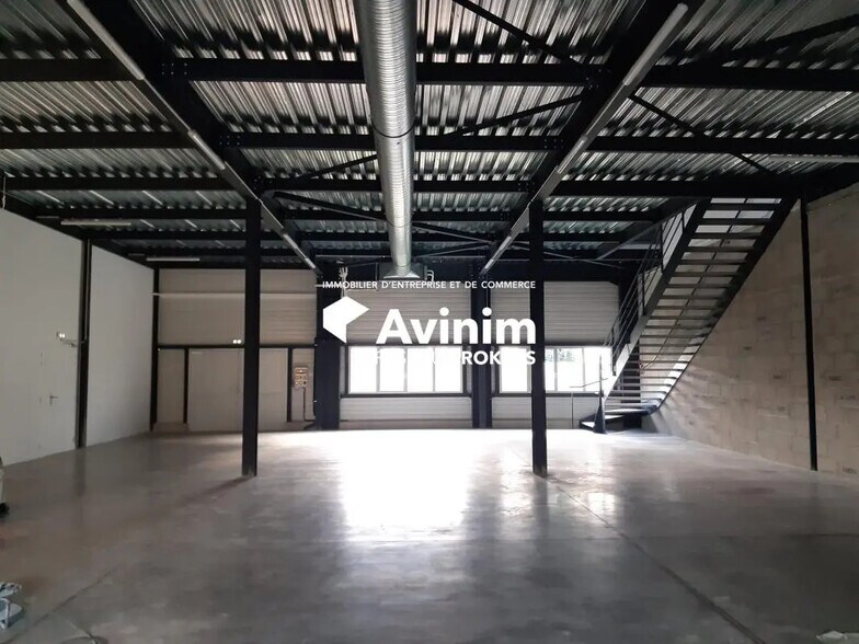 Flex in Chambéry for lease - Interior Photo - Image 2 of 8