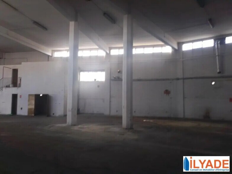 Flex in Marseille for lease - Interior Photo - Image 2 of 5