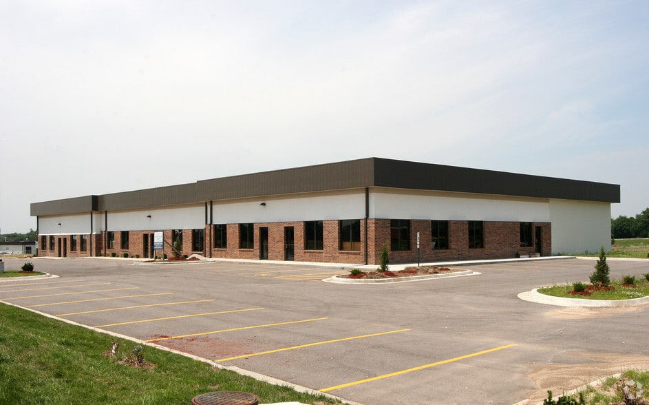 300-320 NW Victoria Dr, Lee's Summit, MO for lease - Building Photo - Image 2 of 4