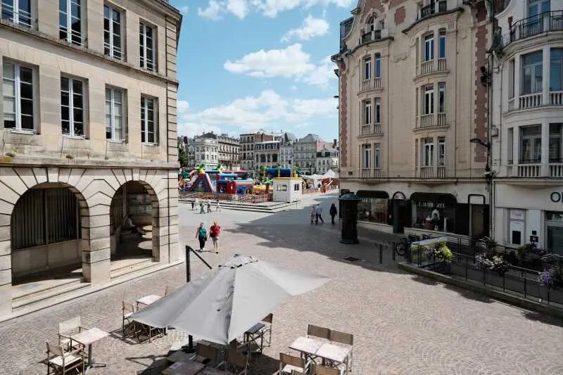 Retail in Saint-Quentin for lease - Building Photo - Image 1 of 5