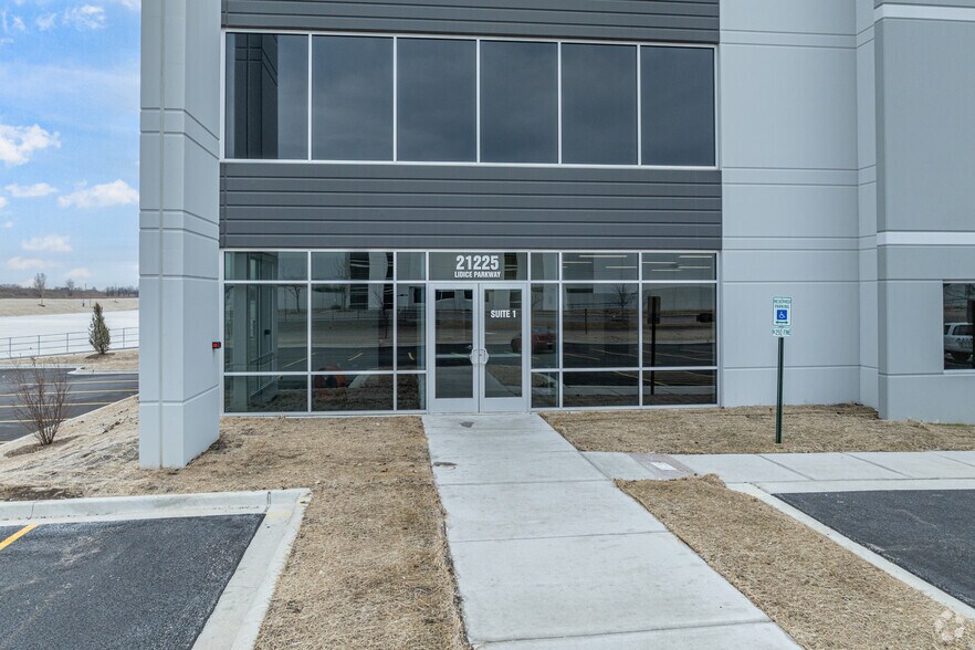 21225 Lidice Parkway, Crest Hill, IL for lease - Building Photo - Image 3 of 7