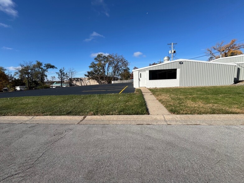300 N Marion St, Olathe, KS for lease - Building Photo - Image 3 of 9