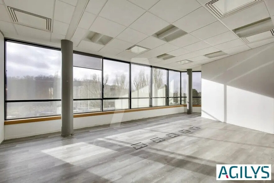 Office in Saint-Aubin for lease - Interior Photo - Image 2 of 12