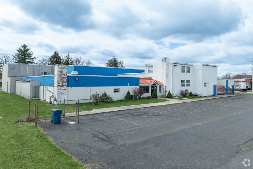 151 S 14th St, Quakertown, PA for lease - Primary Photo - Image 1 of 27