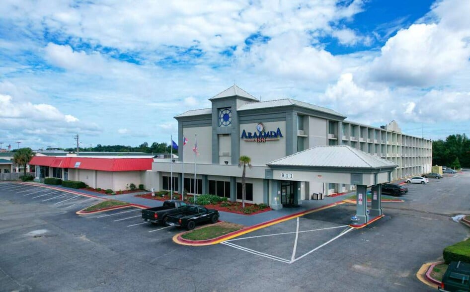 911 E Oglethorpe Blvd, Albany, GA for sale - Building Photo - Image 1 of 23