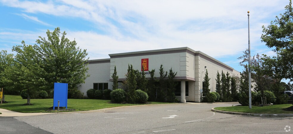 10 Pinehurst Dr, North Bellport, NY for sale - Primary Photo - Image 1 of 1