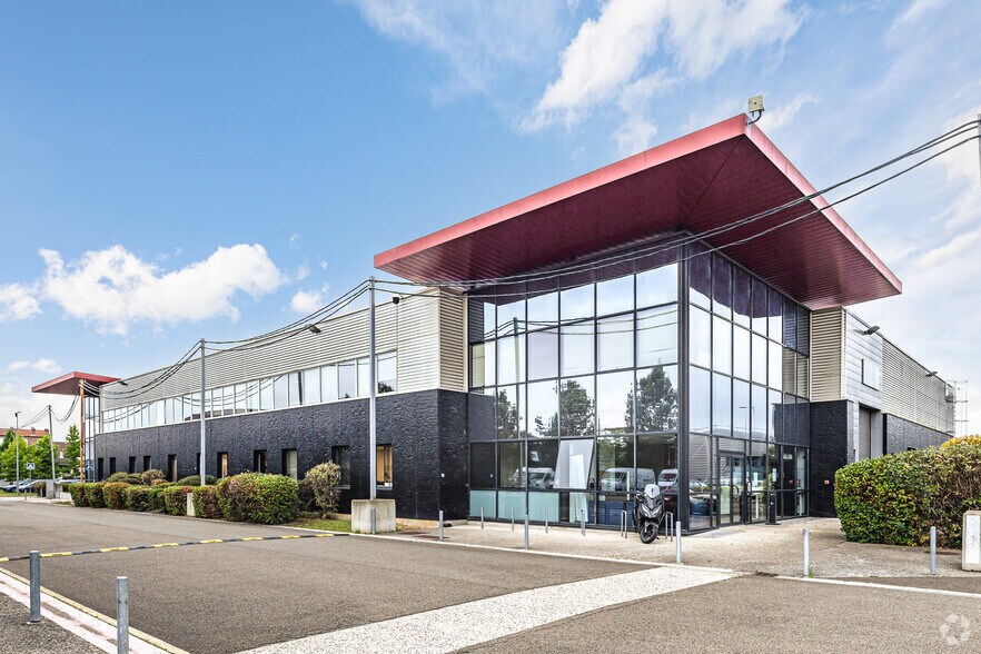 Flex in La Courneuve for lease - Building Photo - Image 2 of 2