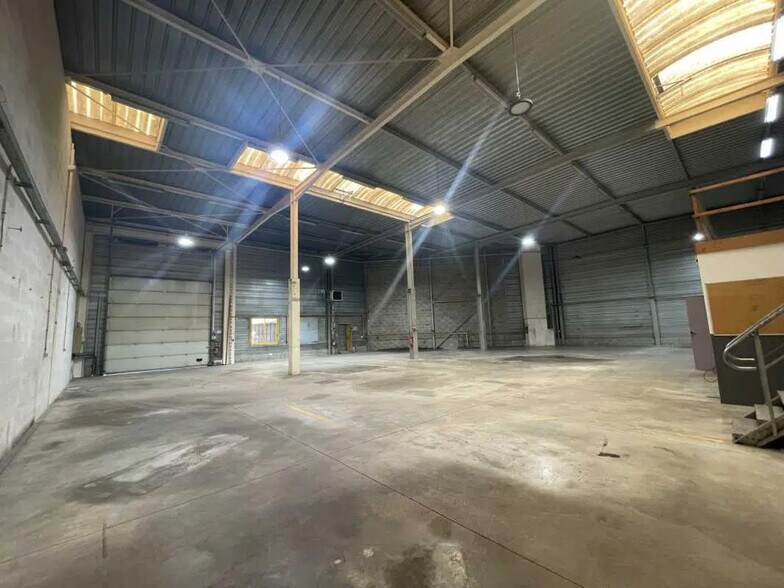 Flex in Noisy-le-Sec for lease - Interior Photo - Image 2 of 8