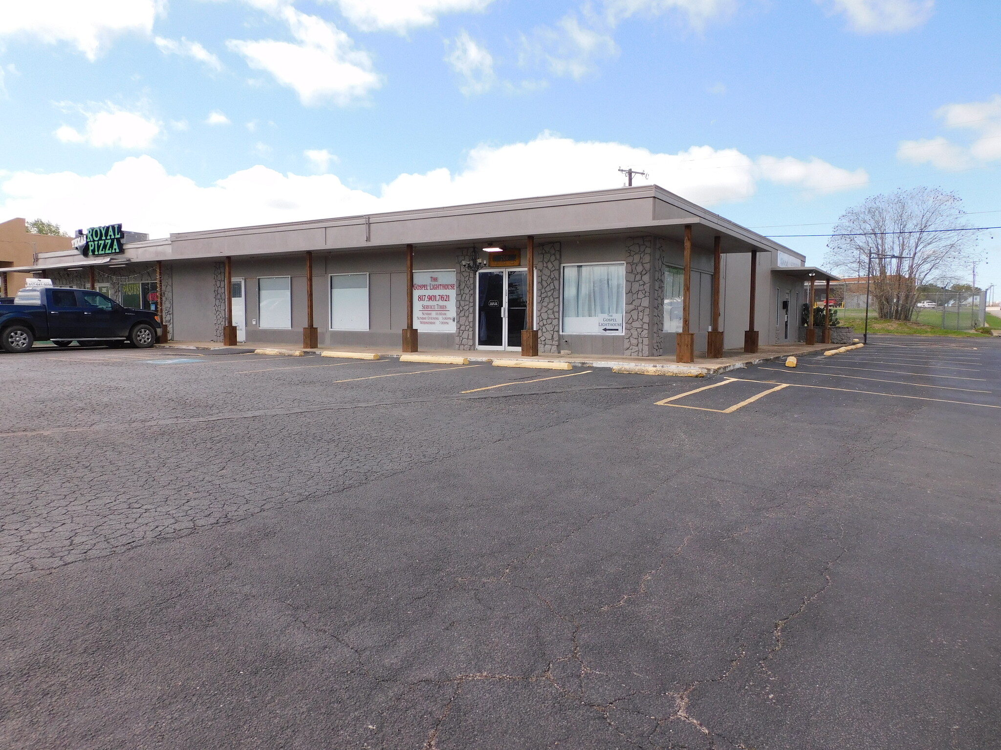 200-202 S Ridgeway Dr, Cleburne, TX for lease Building Photo- Image 1 of 7