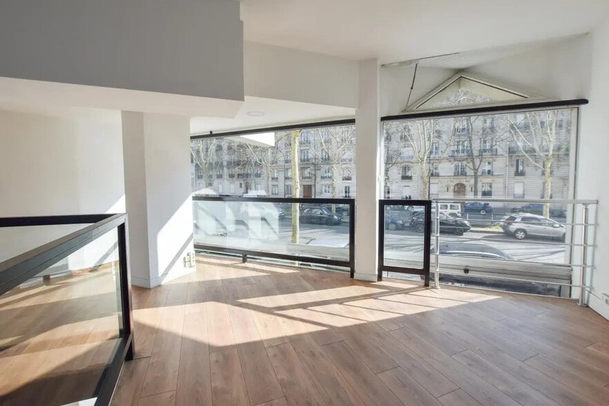 Retail in Paris for lease - Building Photo - Image 2 of 7