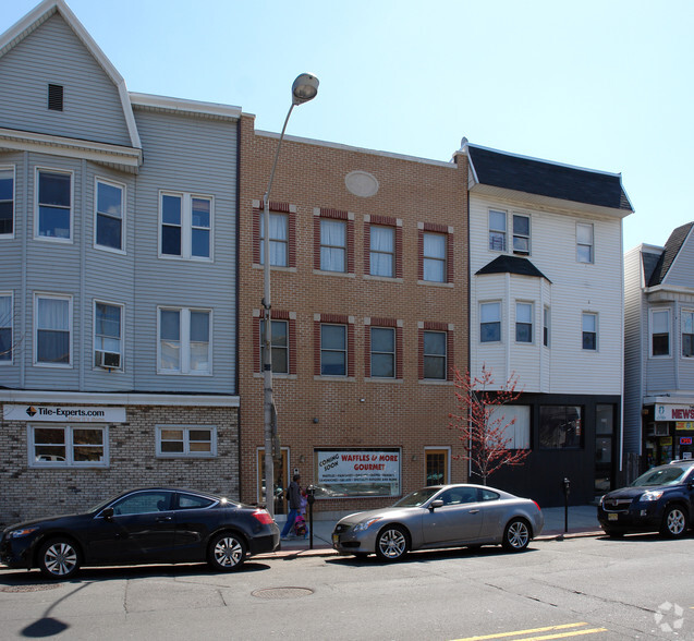 836 Broadway, Bayonne, NJ for sale - Primary Photo - Image 1 of 1