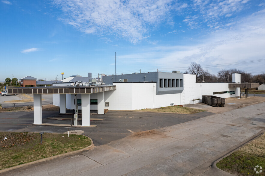 2420-2440 Southwest Blvd, Tulsa, OK for lease - Building Photo - Image 1 of 18