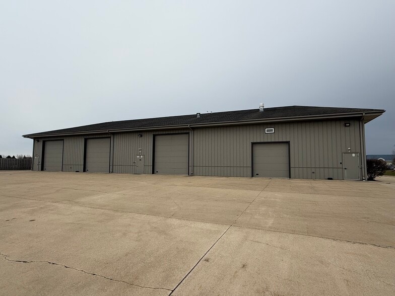 90 Templeton Dr, Oswego, IL for sale - Building Photo - Image 3 of 13