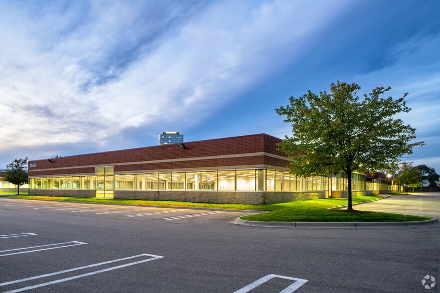 25510 W 11 Mile Rd, Southfield, MI for lease - Building Photo - Image 2 of 24