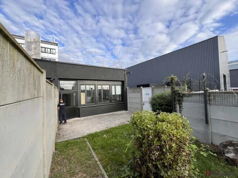 Office in Le Havre for lease - Building Photo - Image 2 of 19