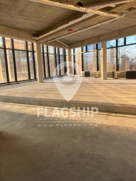 Retail in Puteaux for lease - Interior Photo - Image 2 of 2