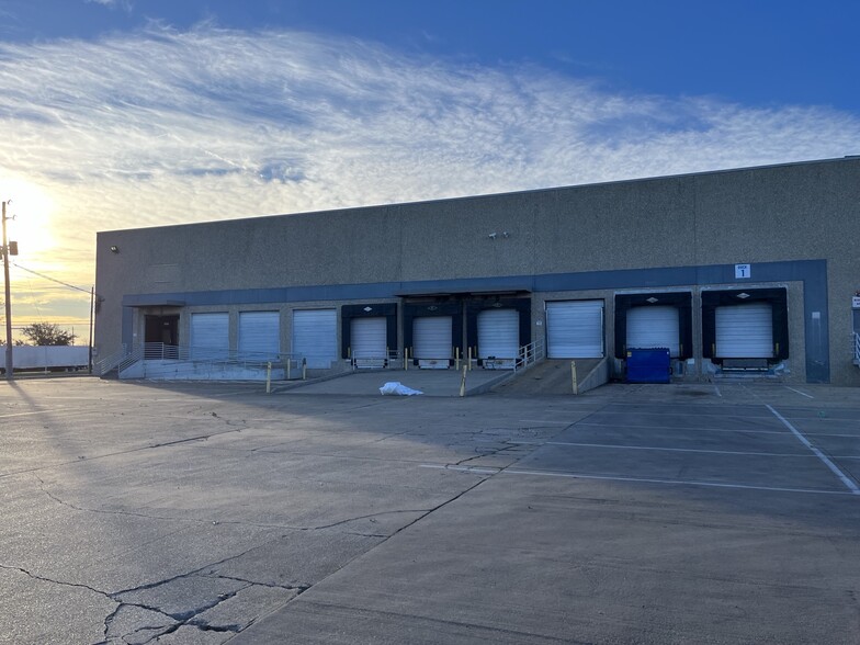 5050 Investment Dr, Dallas, TX for lease - Building Photo - Image 1 of 14