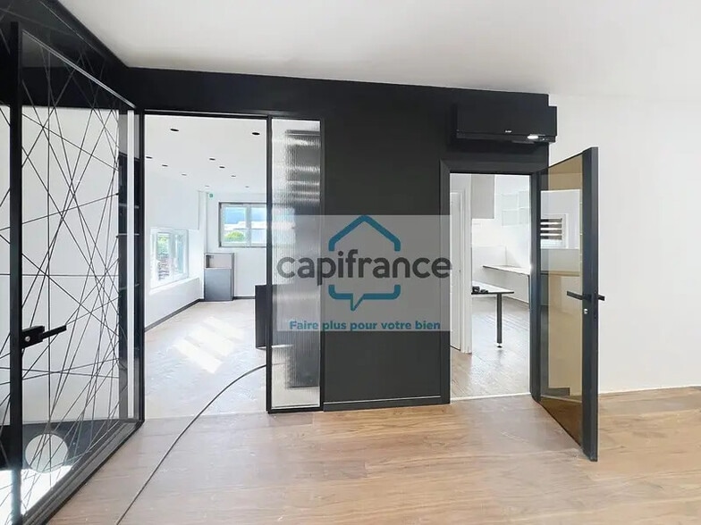 Office in Porte-de-Savoie for lease - Building Photo - Image 2 of 5