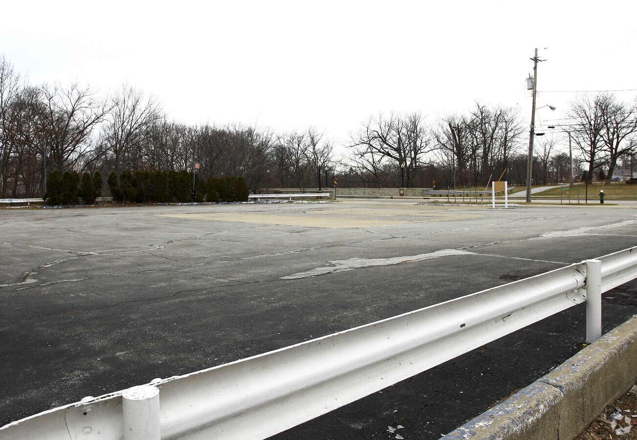 27401 Wolf Rd, Bay Village, OH 44140