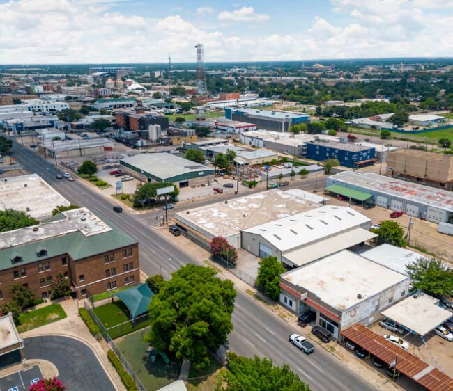 1300 Franklin Ave, Waco, TX for lease - Building Photo - Image 2 of 8