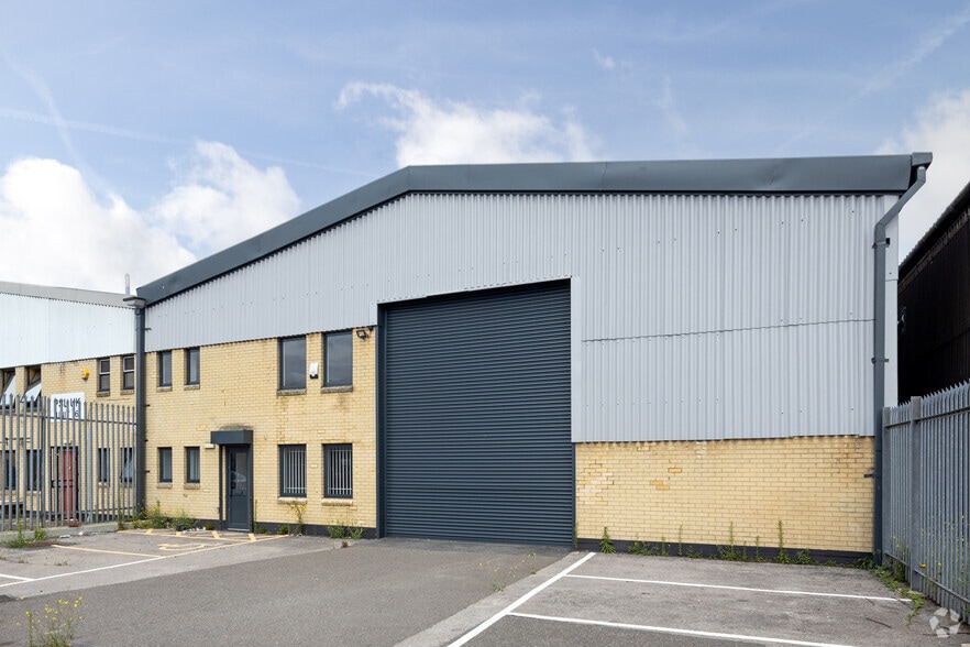 Redburn Industrial Estate, Enfield for lease - Building Photo - Image 3 of 8