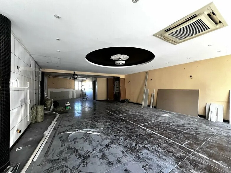 Retail in Grasse for lease - Interior Photo - Image 2 of 5