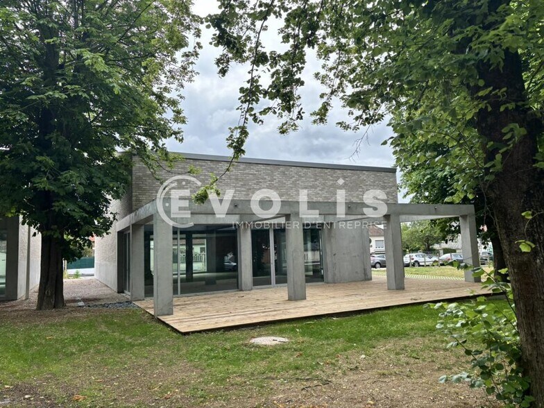 Retail in Rivery for lease - Building Photo - Image 1 of 4