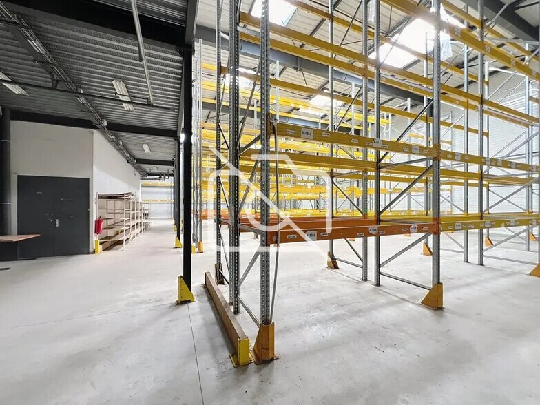 Industrial in Méré for sale - Interior Photo - Image 1 of 7