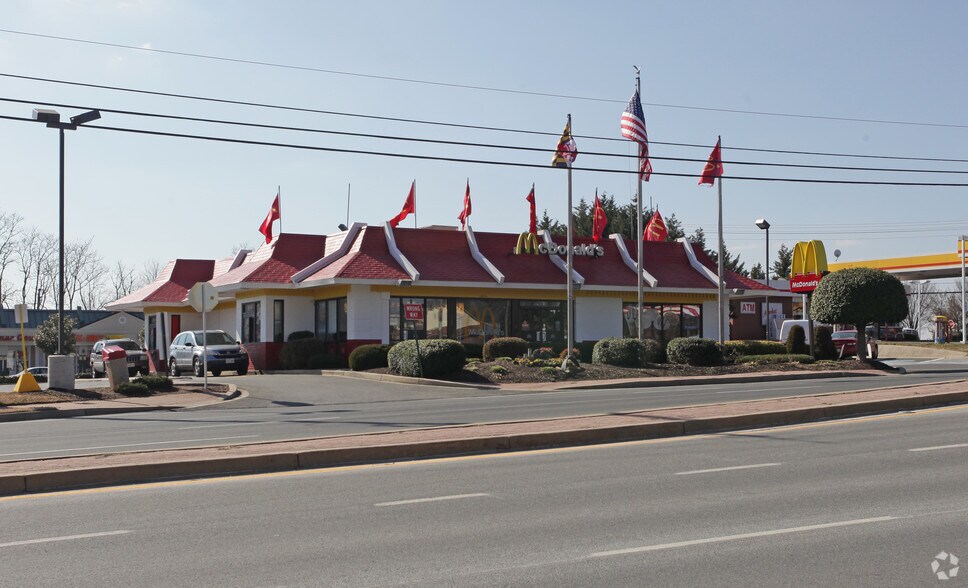 12130-12168 Darnestown Rd, Gaithersburg, MD for lease - Primary Photo - Image 2 of 6