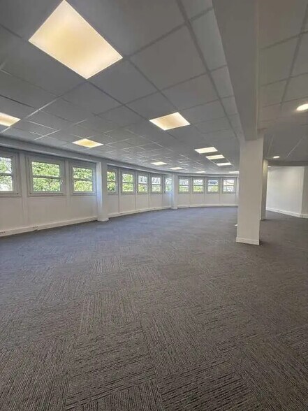 Office in Paris for lease - Interior Photo - Image 3 of 8