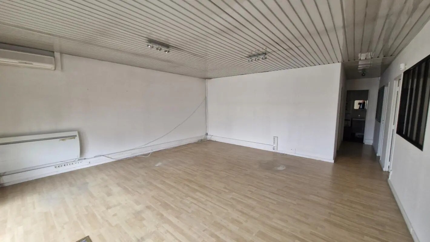 Retail in Eysines for lease Interior Photo- Image 1 of 6