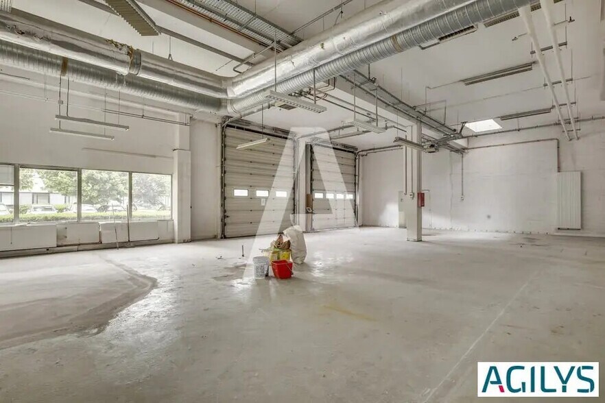 Flex in Antony for lease - Building Photo - Image 3 of 8