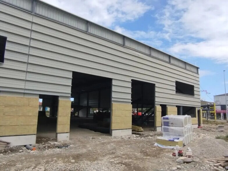Flex in Portet-sur-Garonne for sale - Building Photo - Image 2 of 4