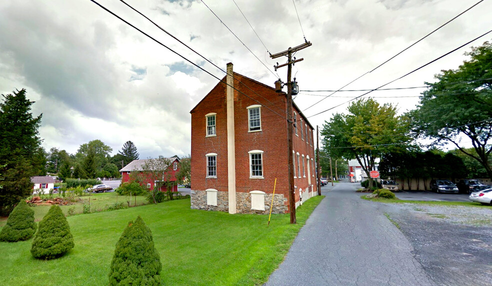 26 N. Hart Street, Manheim, PA for lease - Building Photo - Image 2 of 7