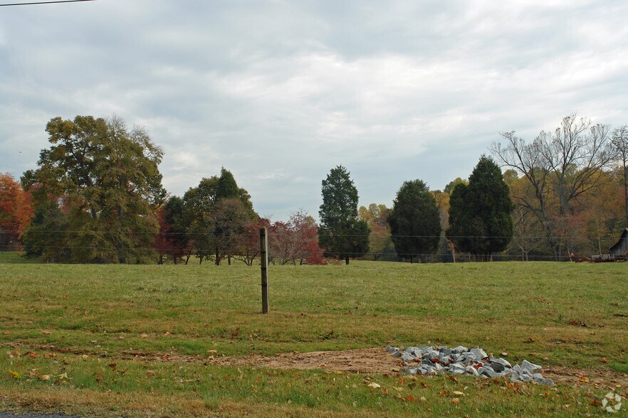 8607 Adkins Rd, Colfax, NC for sale - Primary Photo - Image 1 of 1