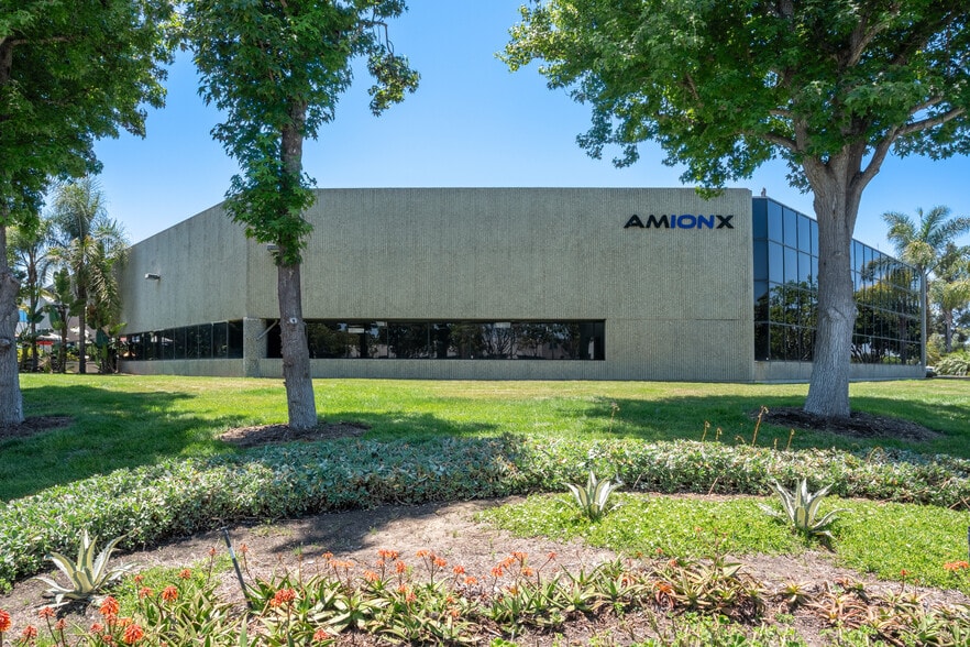 2261 Rutherford Rd, Carlsbad, CA for lease - Building Photo - Image 1 of 9